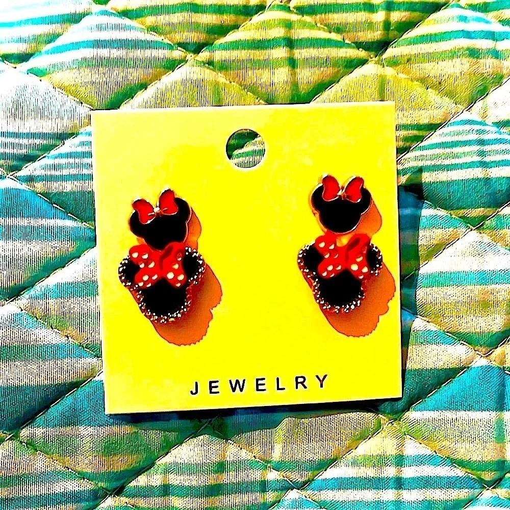 🆕 Minnie Mouse 4 Earrings and Keychain Bundle